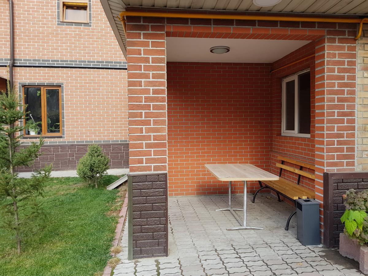 Mini Hotel Leila Almati Kültér fotó