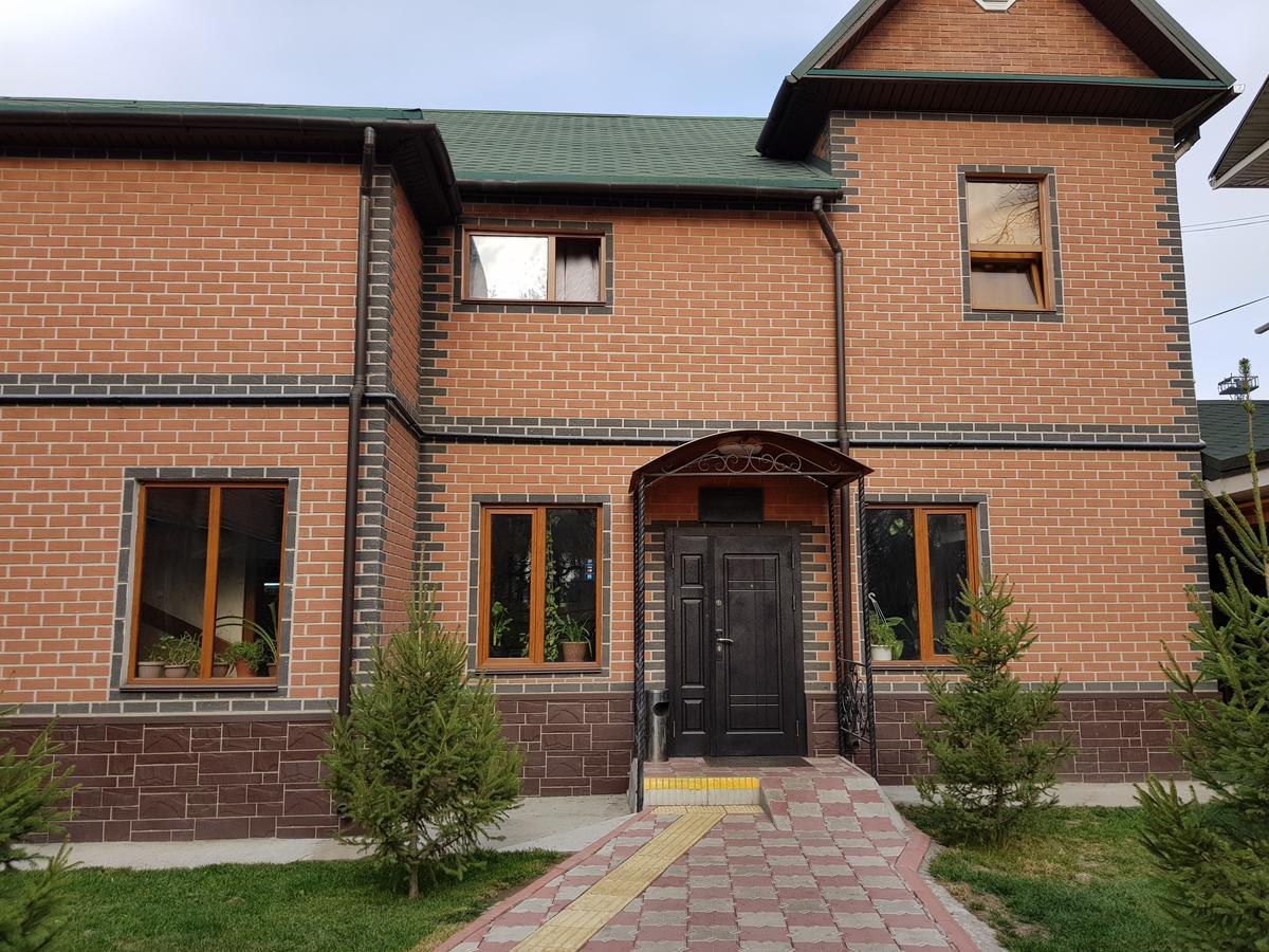 Mini Hotel Leila Almati Kültér fotó