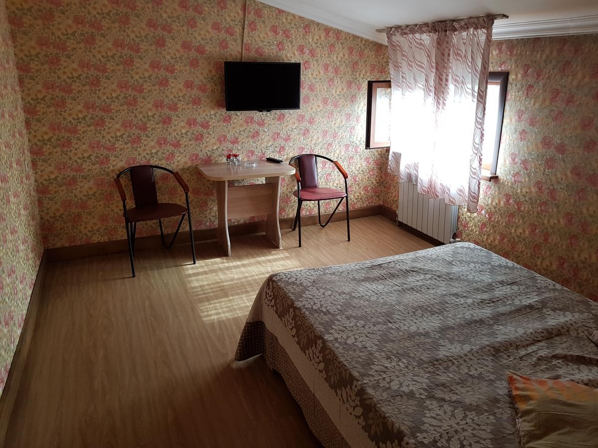 Mini Hotel Leila Almati Kültér fotó